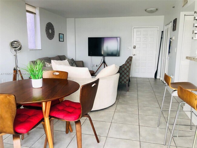 Foto del edificio - 650 NE 64th St