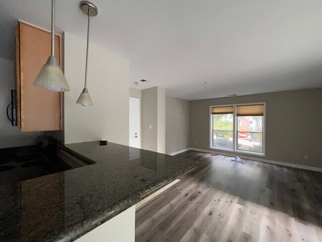 Building Photo - 3175 Summit Square Dr