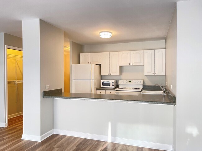 Building Photo - 1540 N LaSalle Dr