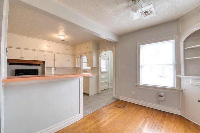 Building Photo - 1132 St Clair Ave