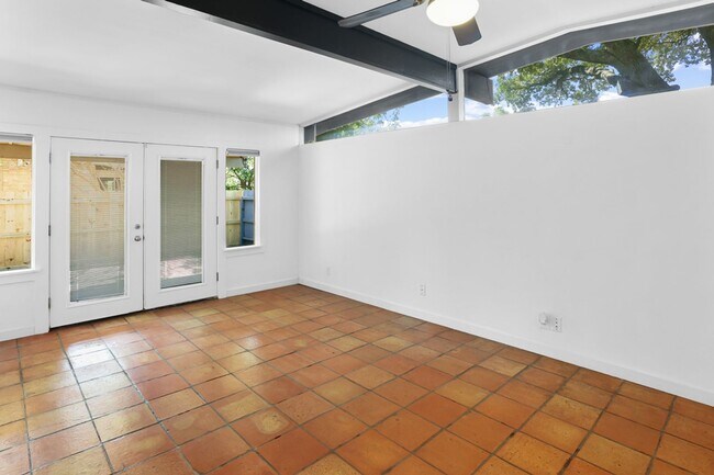 Building Photo - Charming Home Awaits: Spacious & in a Prime Location