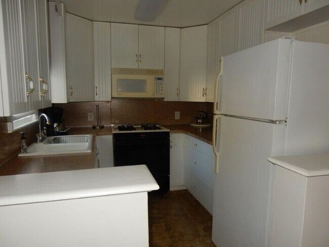 Building Photo - Furnished Apartment Located near Lakebottom!