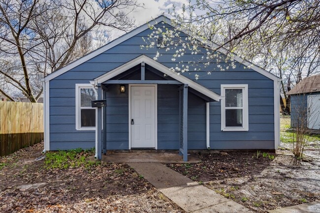 Building Photo - 852 N Belmont Pl