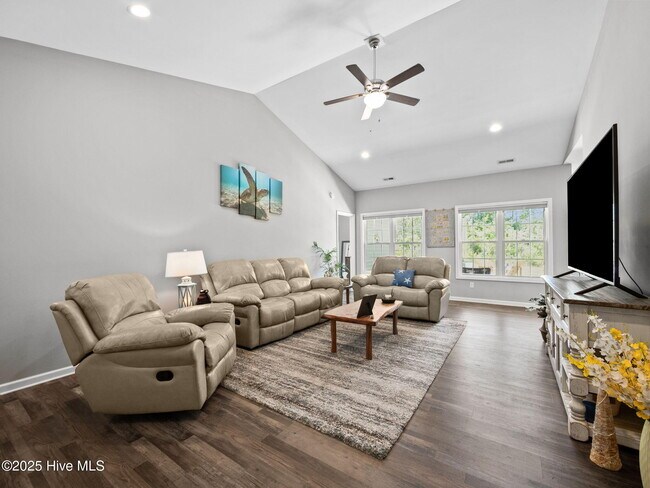 Building Photo - 512 Hazelwood Dr