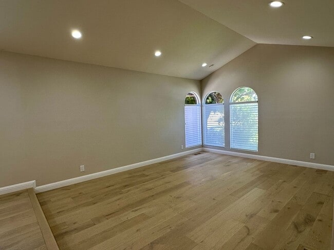 Building Photo - Recently Remodeled Home- Gourmet Kitchen- ...