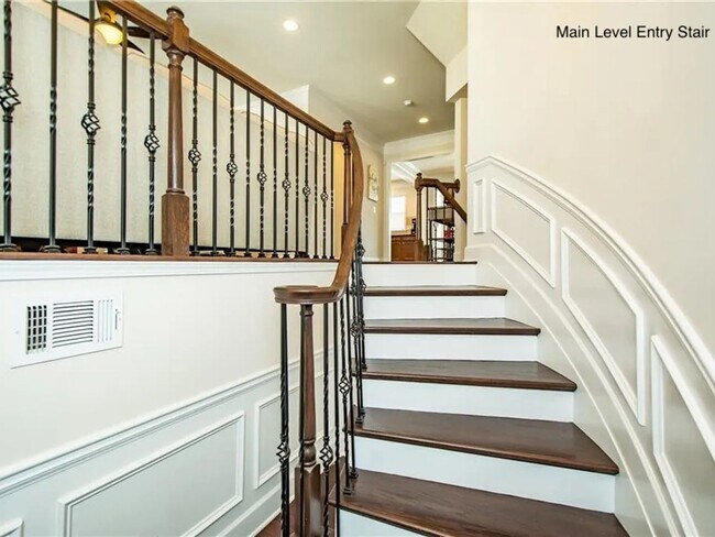 Foto del edificio - Charming Townhouse in Prime Location!