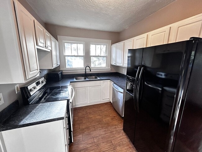 Building Photo - 2561 Rosselle St