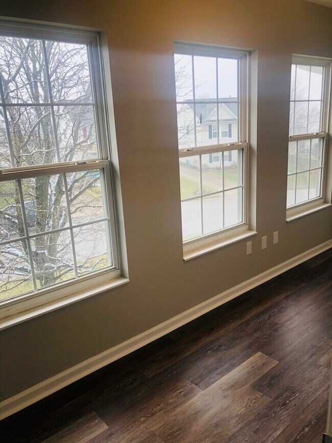 Building Photo - Massive 5 bedroom Home in Englewood!