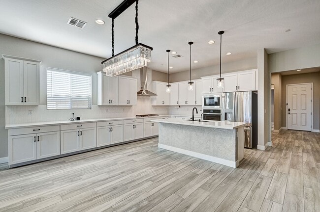 Building Photo - Stunning 4 Bedroom with Mountain Views!