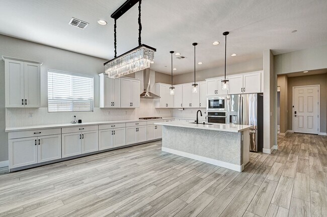 Foto del edificio - Stunning 4 Bedroom with Mountain Views!