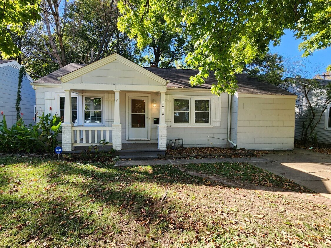 Primary Photo - Spacious 3-Bedroom, 1-Bathroom Home AVAILA...