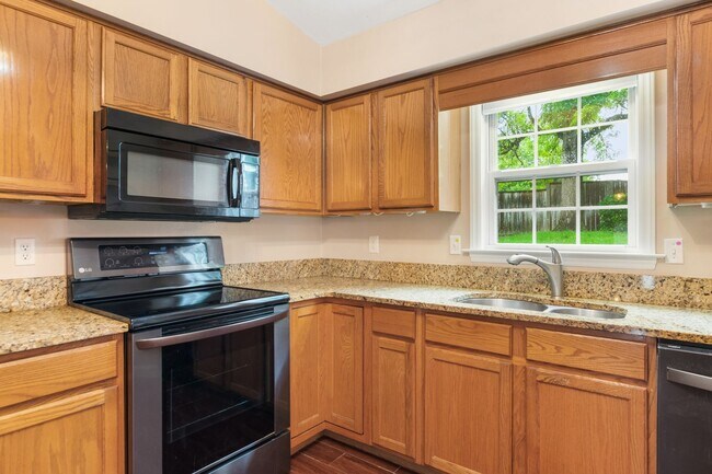 Foto del edificio - 3 Bed / 3 Bath. Pet Friendly. Easy access ...