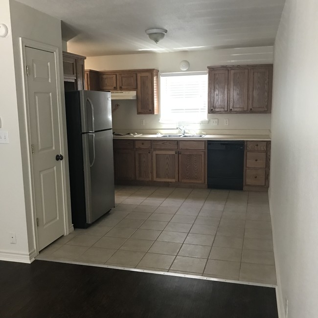 Kitchen - 826 Parkview
