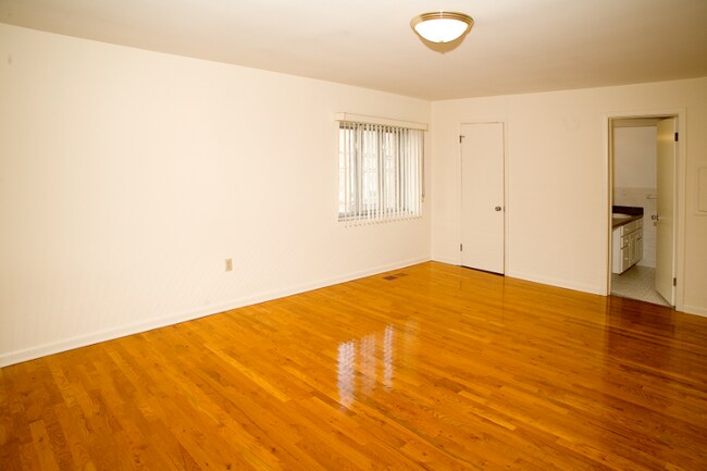 Foto del edificio - 3351 Warrensville Center Rd
