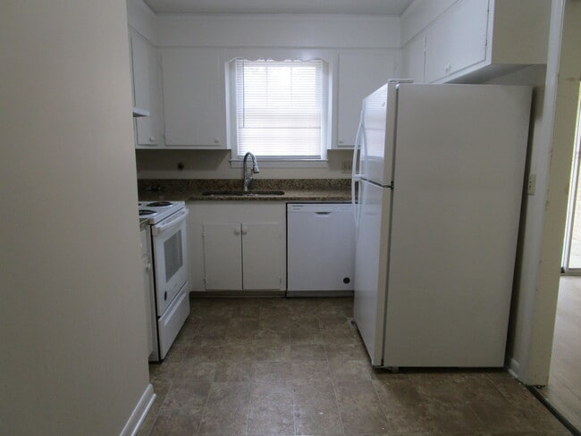 Building Photo - 111 Willow Dr
