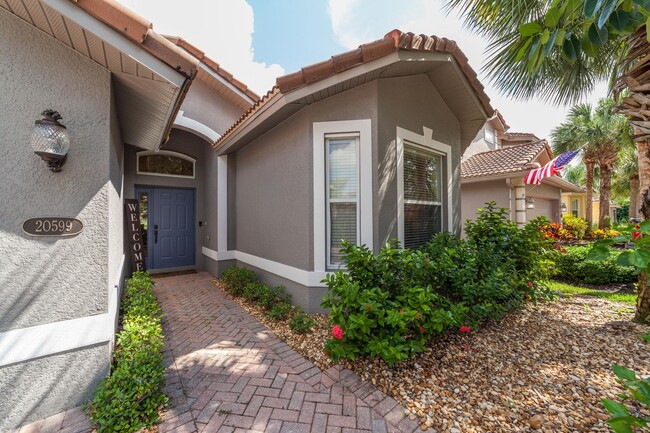 Foto del edificio - ANNUAL RENTAL - 3 BED + DEN / 2 BATH HOME ...