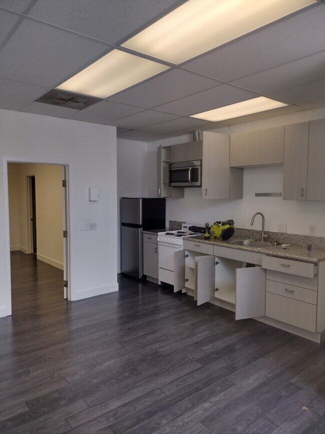 Foto del edificio - 7450 Girard Ave