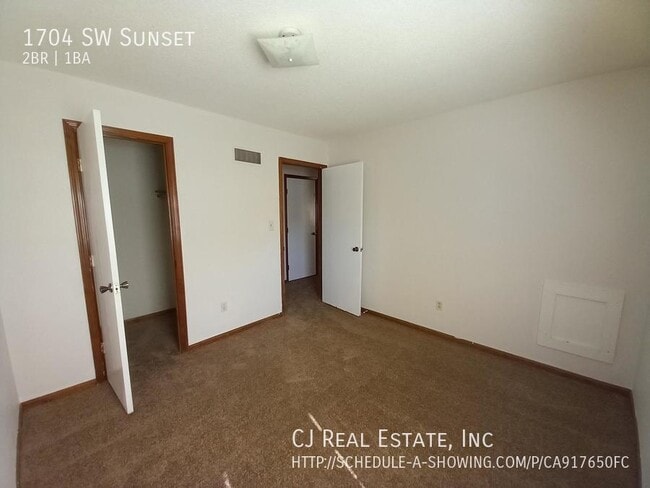 Building Photo - 1704 SW Sunset-