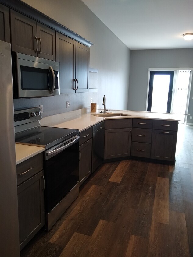 Folleto de arrendamiento de oficinas 8070 y 8080 - 1204 7th Ave