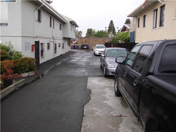 Building Photo - 178 Dutton Ave