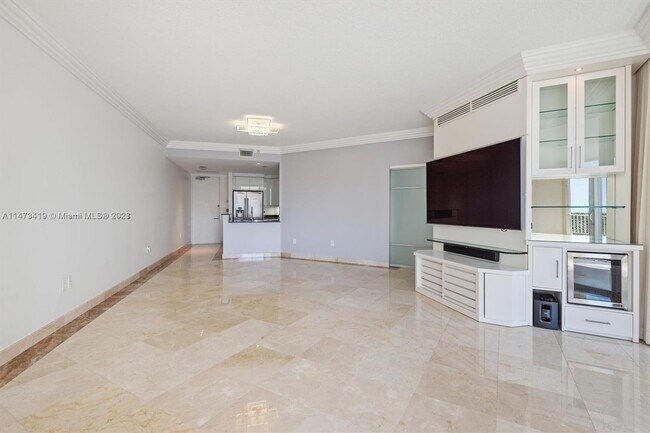 Foto del edificio - 715 Crandon Blvd