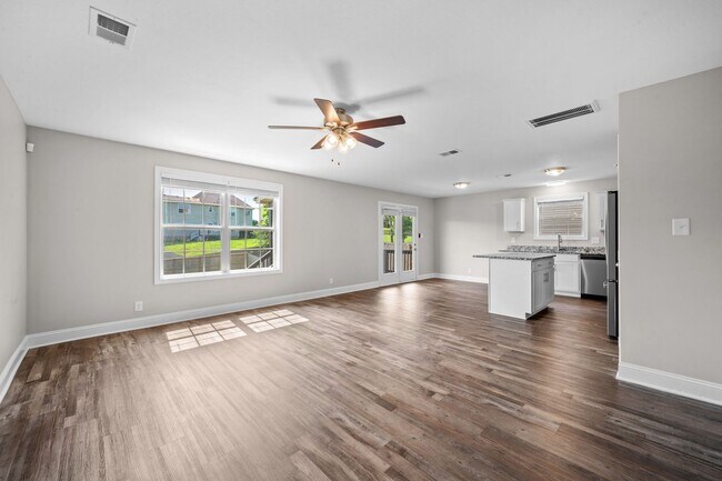 Foto del edificio - Beautiful Open-Concept Home with Covered Deck & Huge Backyard