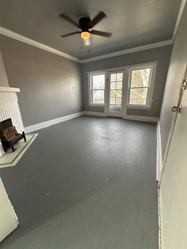 Building Photo - Renovated 2 Bedroom Apartment with Classic Character & Spacious Layout