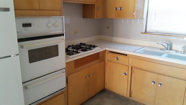 Kitchen - 1716 W Touhy Ave