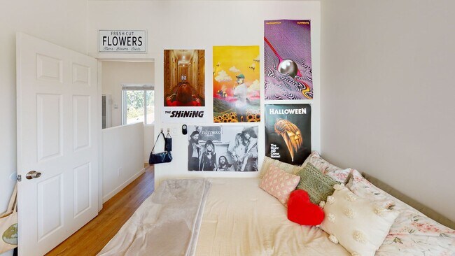 Foto del edificio - Private turfed yard!