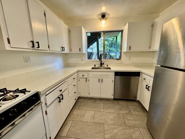 Foto del edificio - Natural Light Flooded 2 Bedroom Apartment ...
