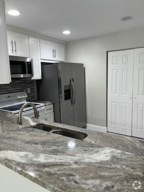 Building Photo - 9826 Kamena Cir