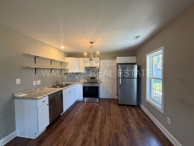 Building Photo - SUPER CUTE CRAFTSMAN HOME...2 BEDROOM/2 BA...