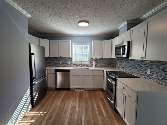 Building Photo - Like New Three Bedroom Home