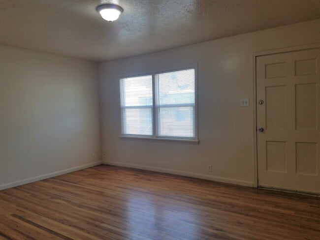 Living Room - 332 E Utopia Ave