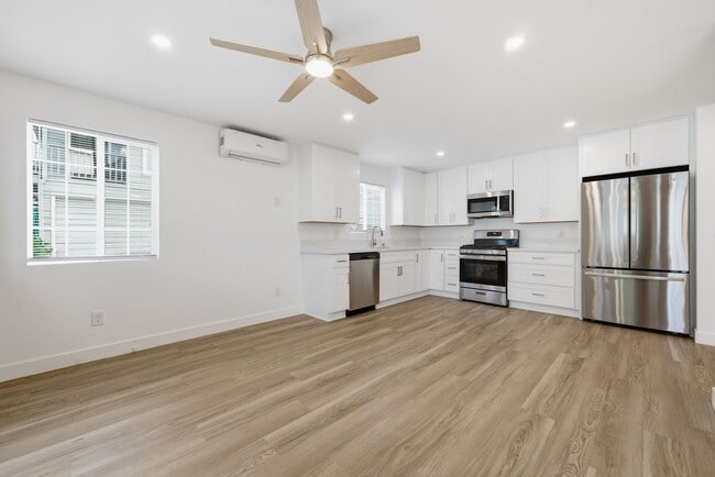 Foto del edificio - 520 Poinsettia Ave