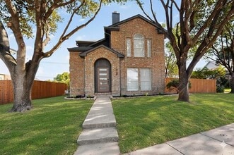 Building Photo - 1009 Lake Bluff Dr