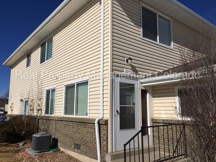 Foto principal - 9255 E Lehigh Ave