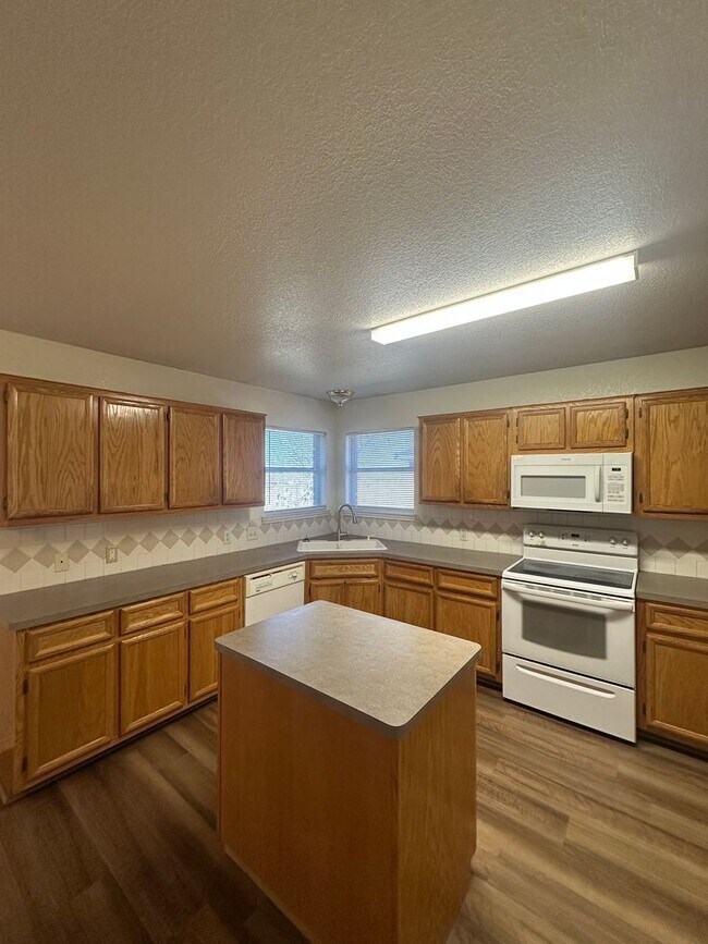 Foto del edificio - 3 bedrooms PLUS Bonus Room