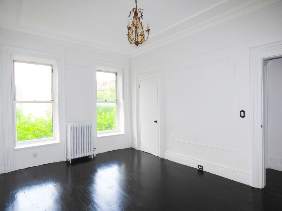 XXL Bedroom - 88 Pulaski St