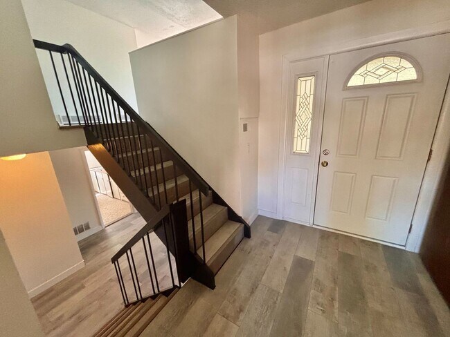 Foto del edificio - Spacious 4-Bedroom Home in Central Colorado Springs