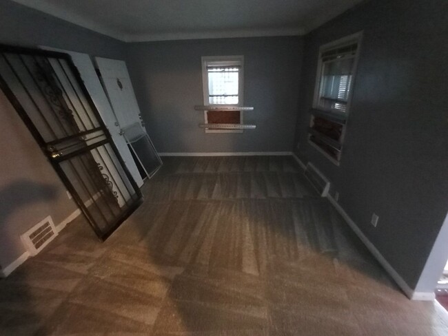 Building Photo - 3 bedroom 1 bathroom on the Eastside NOW A...