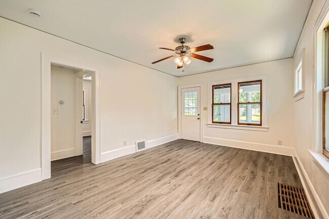 Foto del edificio - 1083 Western Ave N