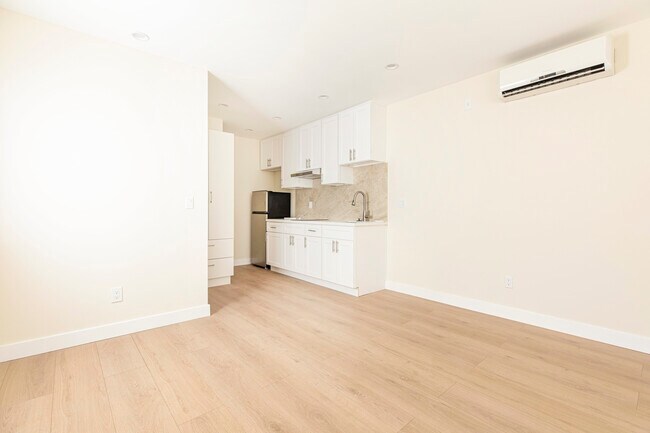 Building Photo - 10545 Leolang Ave