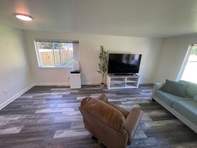 Foto del edificio - Charming 4-Bedroom with Open Floor Plan & ...