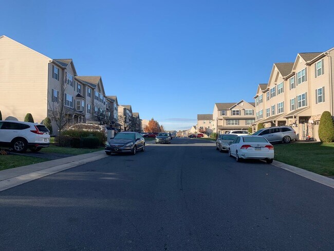 Foto del edificio - 3 Bedroom 3 Story 2.5 Bathroom Town-Home F...