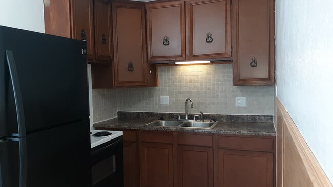 Building Photo - 410 E Poos Dr