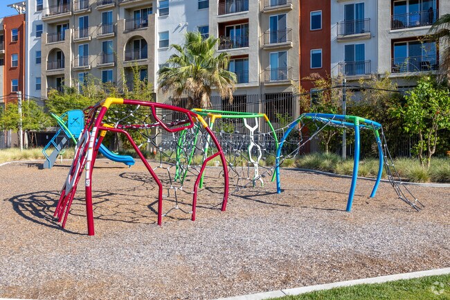 Patio de juegos comunitario - Suncrest at Ponte Vista