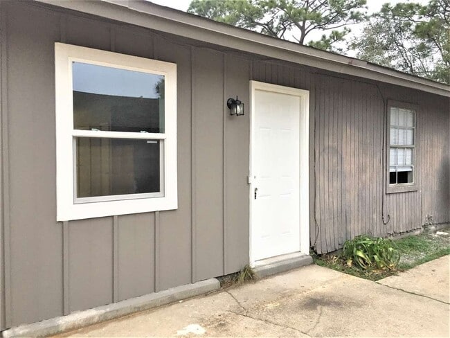 Building Photo - 1370 Langley Ave