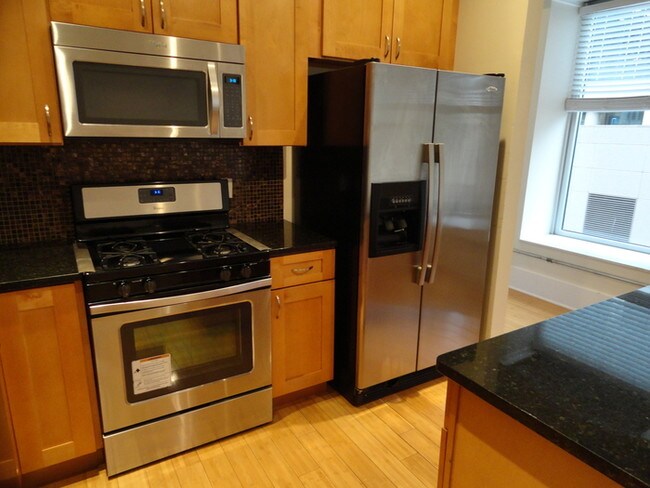 Building Photo - Beautiful 1BR Condo Downtown!