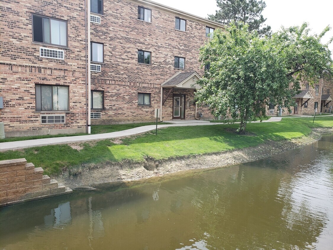 2245 W Nichols Rd Unit D, Arlington Heights, IL 60004 Condo for Rent in Arlington Heights, IL